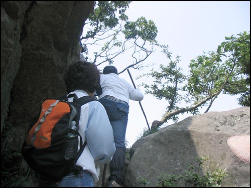 산방산 정상(선대)으로 가는 바위틈입니다. 한사람씩 올라가야하며 발을 헛디디면 사계리 해안으로 떨어질것 같이 아슬아슬합니다. 